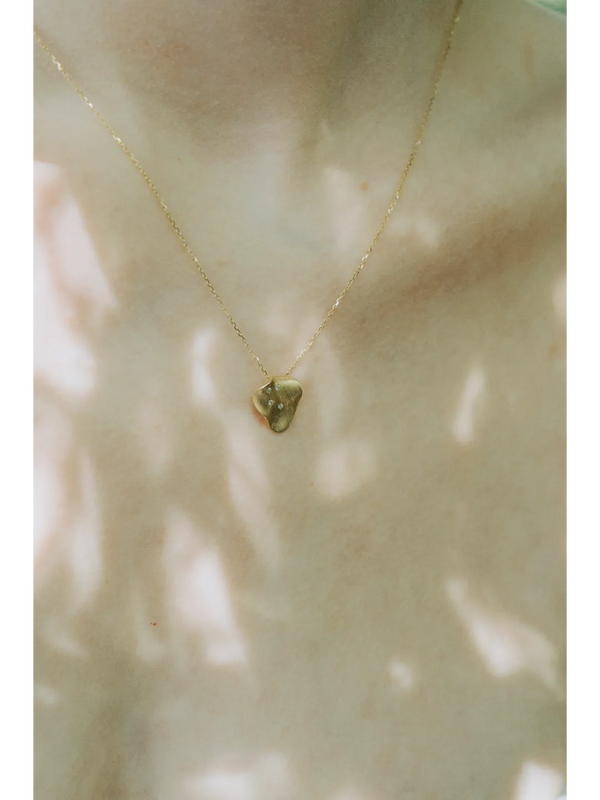 The Leaf Necklace in 18K Gold